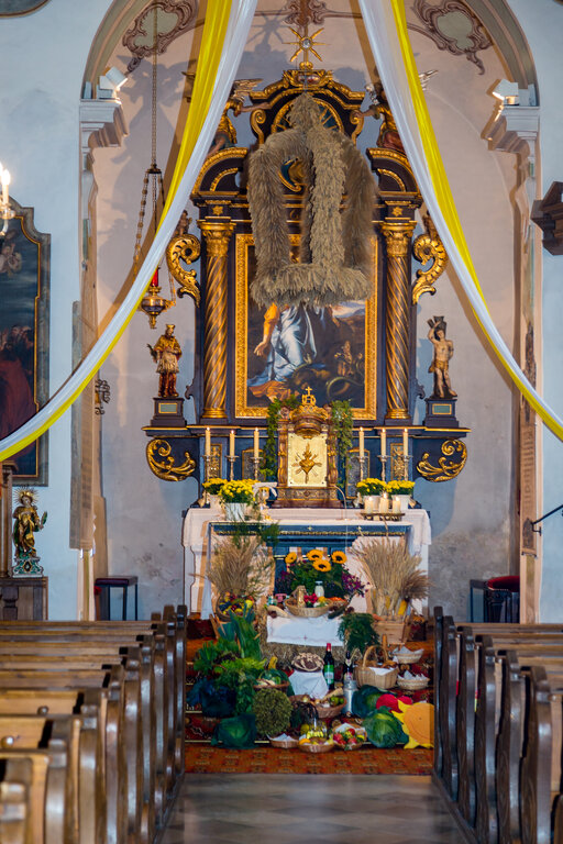 Image: _JA 24228 Erntedank in Hohenried, Erntedankaltar.jpg